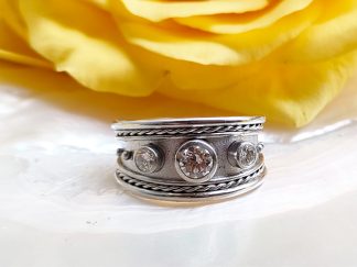 18ct Etruscan ring 0.80ct