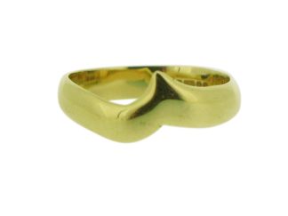 18ct shaped wedding ring